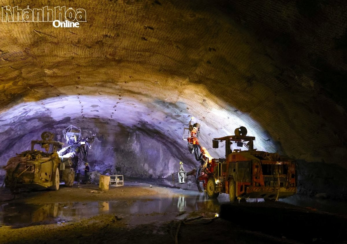 H&agrave;ng ngh&igrave;n kỹ sư x&acirc;y nh&agrave; m&aacute;y thủy điện &ldquo; qu&aacute;i vật ngầm &rdquo; 21 . 100 Tỷ đồng tại kh&aacute;nh h&ograve;a - Ảnh 3.