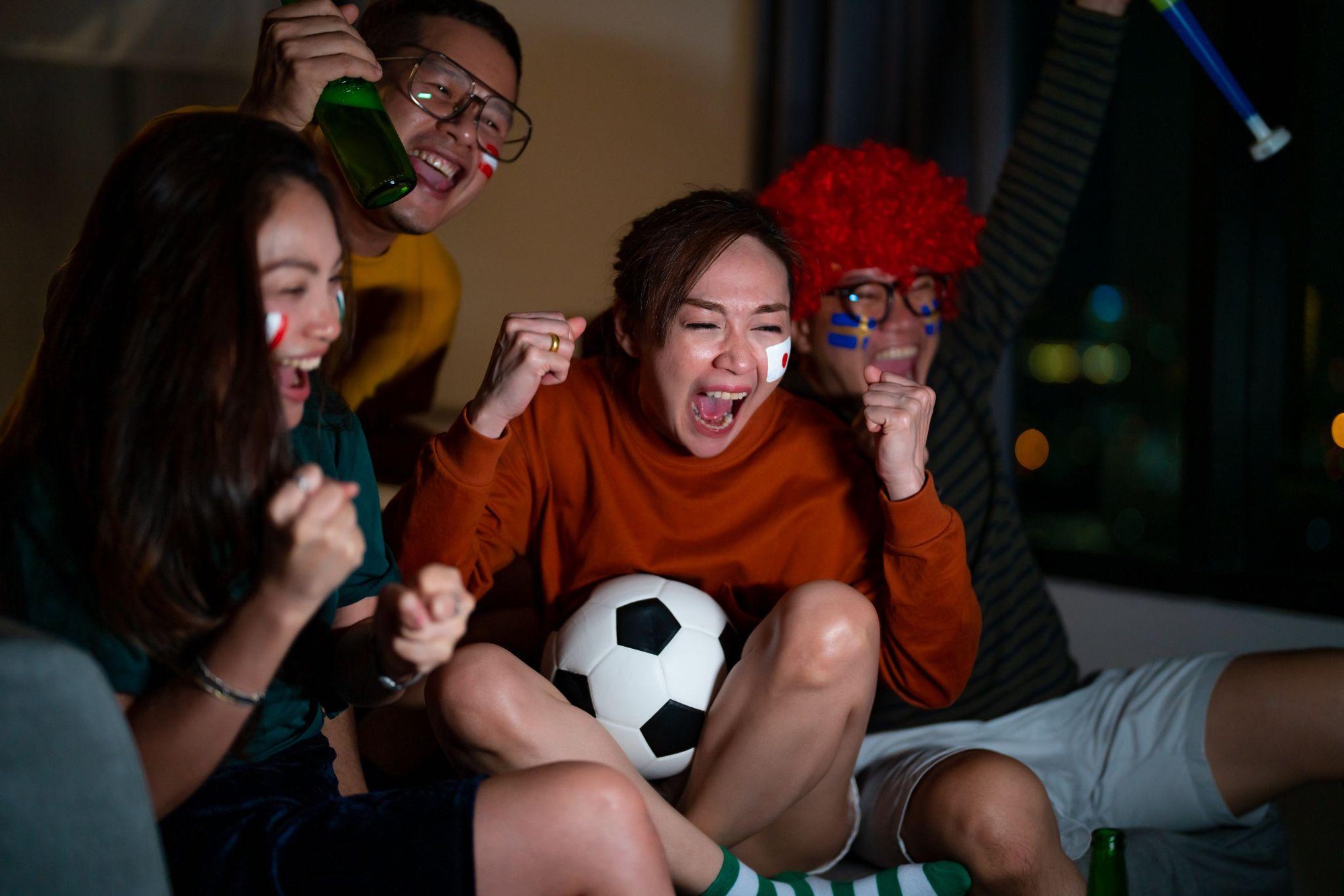 Từ sân đá phủi đến những đêm “đi bão” rợp cờ: Điều gì khiến người Việt Nam yêu bóng đá đến vậy? - Ảnh 2. Từ sân đá phủi đến những đêm “đi bão” rợp cờ: Điều gì khiến người Việt Nam yêu bóng đá đến vậy? - Ảnh 2.