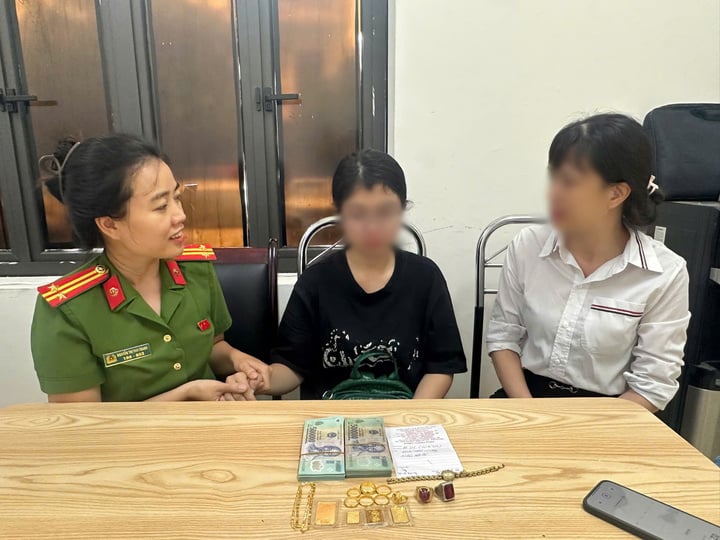 Nh&acirc;n vi&ecirc;n tiệm v&agrave;ng ở H&agrave; Nội cứu nữ sinh khỏi bẫy lừa đảo qua điện thọai 700 triệu - Ảnh 2.