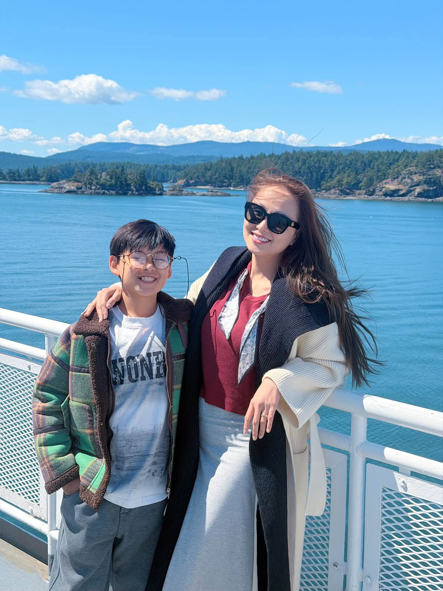 Con trai 11 tuổi của hoa hậu Diễm Hương khu&acirc;n đồ, dọn r&aacute;c, đi b&aacute;n tr&agrave; chanh ở Canada - Ảnh 5.