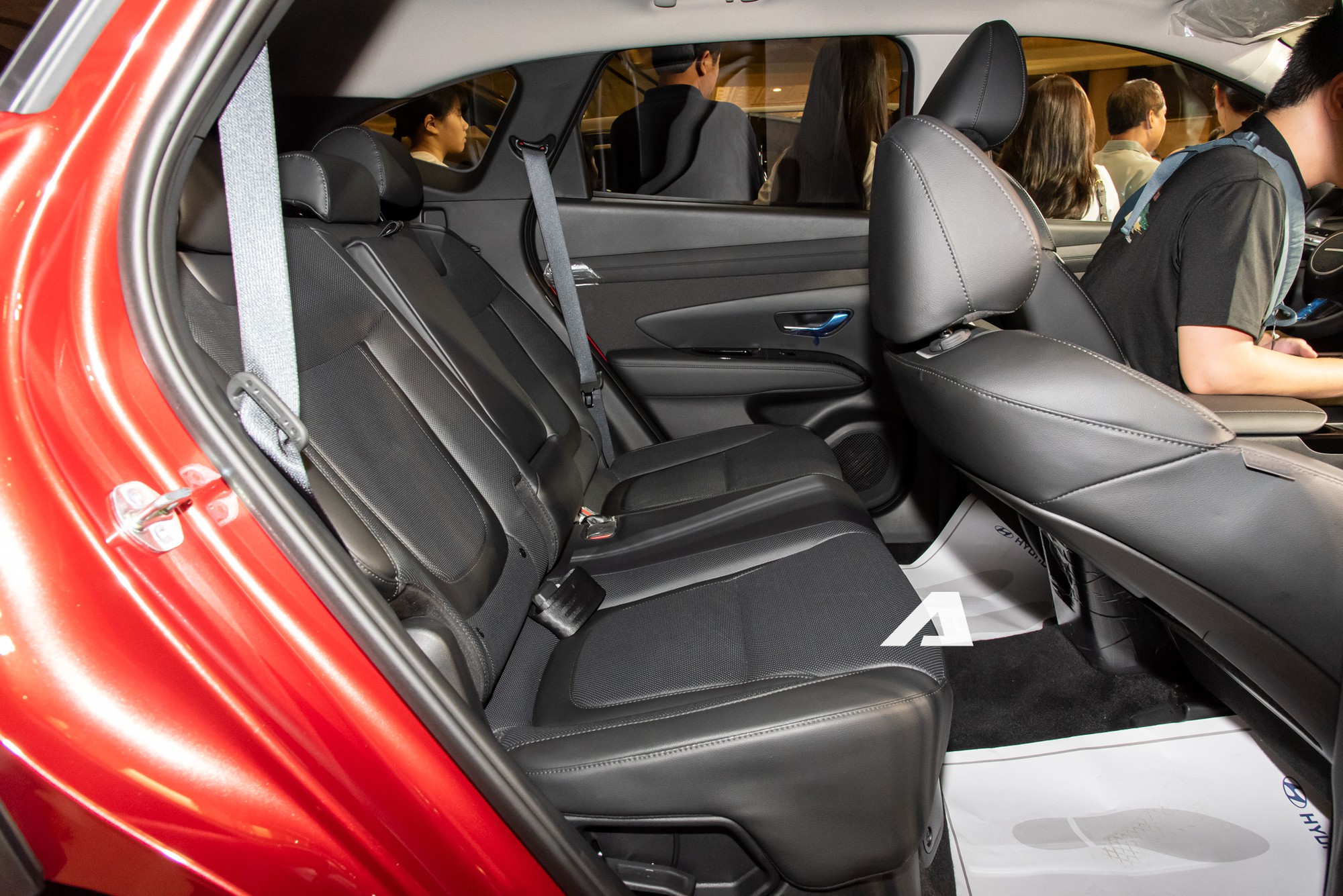 Bộ đôi Hyundai Tucson Hybrid và Palisade Hybrid lần đầu chào khách Việt: Người dân vây kín ngắm xe, giá không dưới 1 tỷ, ra mắt vào tháng 9 này - Ảnh 13.
