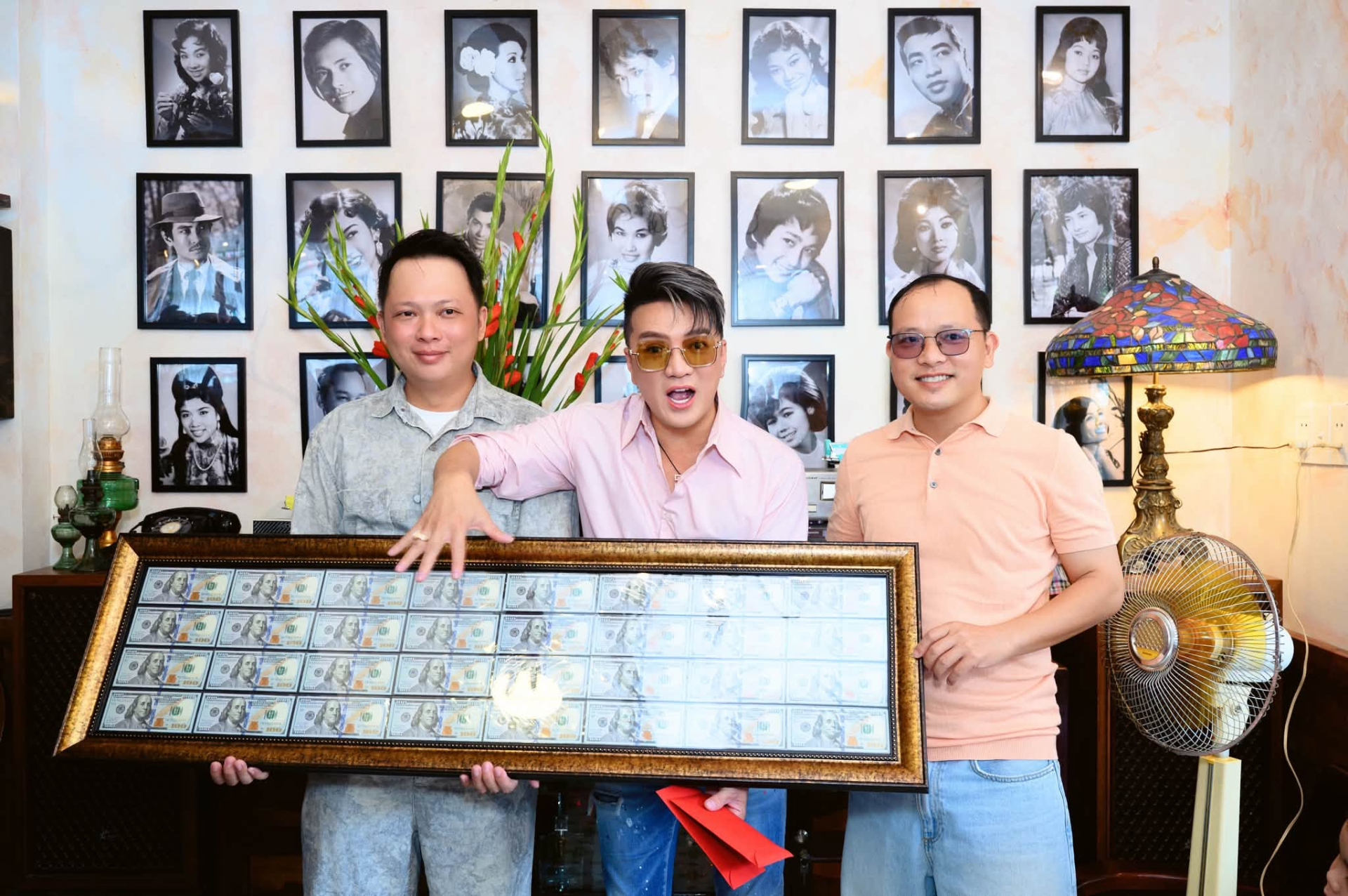 Đ&agrave;m Vĩnh Hưng được tặng 1 khung to&agrave;n tiền đ&ocirc; la: "T&ocirc;i x&eacute;m xỉu nhưng phải b&igrave;nh tĩnh lại" - Ảnh 2.