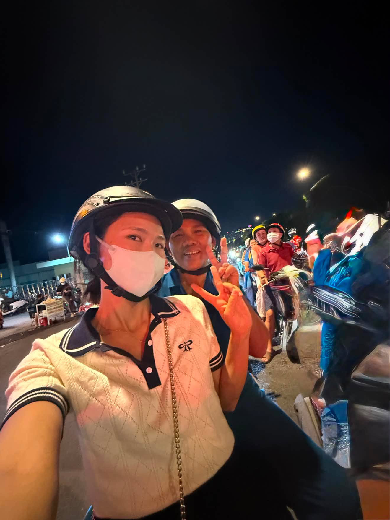 Người mẹ 60 tuổi lần đầu đi m&aacute;y bay một m&igrave;nh từ Nghệ An v&agrave;o TP.HCM: Nổi tiếng sau khi con g&aacute;i flex l&ecirc;n mạng- Ảnh 3.