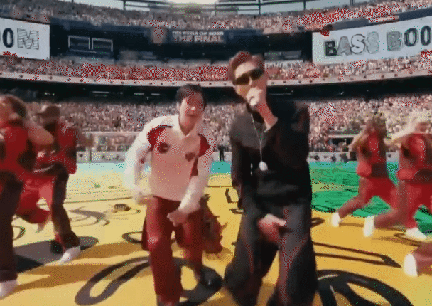 11 phút điên rồ của half-time show World Cup: Madonna mang Ronaldo trở lại, Justin Bieber hát quá hay, BTS - Shakira "nổ lớn"! - Ảnh 5.