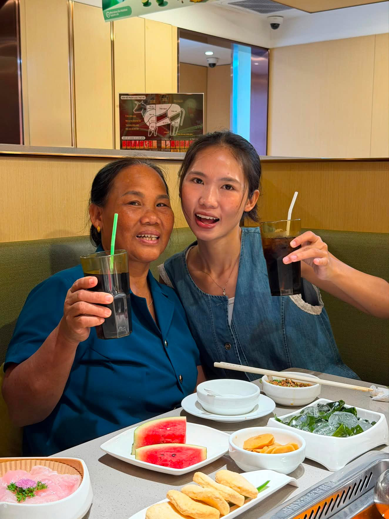 Người mẹ 60 tuổi lần đầu đi m&aacute;y bay một m&igrave;nh từ Nghệ An v&agrave;o TP.HCM: Nổi tiếng sau khi con g&aacute;i flex l&ecirc;n mạng- Ảnh 2.