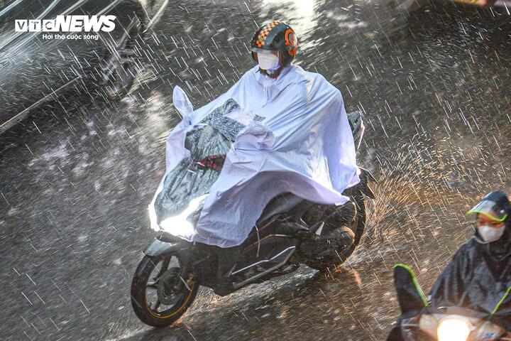 Dự b&aacute;o thời tiết 20 / 7 / 2026: Miền Bắc mưa lớn , miền Trung nắng n&oacute;ng gay gắt - Ảnh 1.