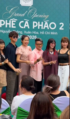 200 sao Việt đến ủng hộ nam ca sĩ U60 đ&igrave;nh đ&aacute;m một thời b&aacute;n c&agrave; ph&ecirc; tr&ecirc;n đường Ng&ocirc; Thời Nhiệm, TP.HCM - Ảnh 3.