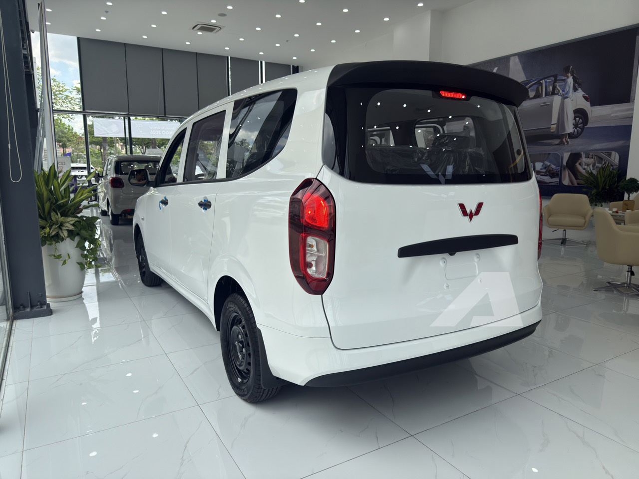 Soi MPV điện Wuling Grango vừa về đại lý: Xe 7 chỗ giá 499 triệu, cỡ mâm độc lạ, sạc 30 phút được 80% pin - Ảnh 14.