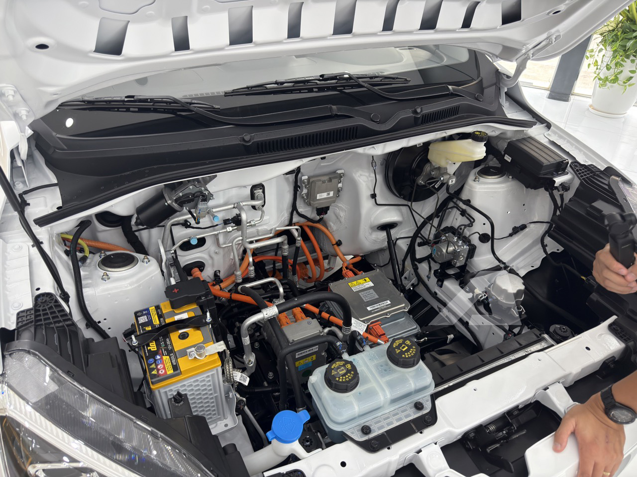 Soi MPV điện Wuling Grango vừa về đại lý: Xe 7 chỗ giá 499 triệu, cỡ mâm độc lạ, sạc 30 phút được 80% pin - Ảnh 11.