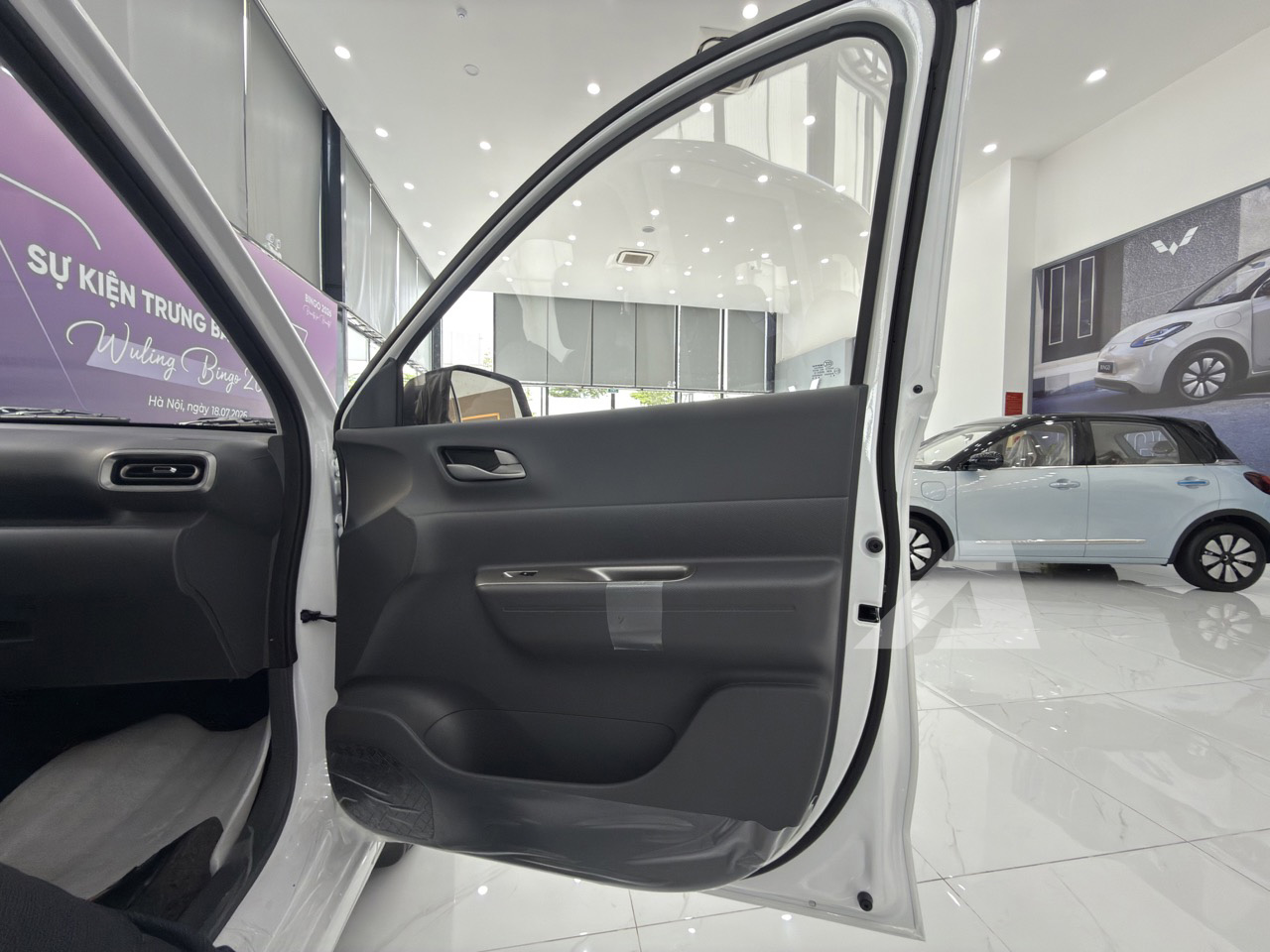 Soi MPV điện Wuling Grango vừa về đại lý: Xe 7 chỗ giá 499 triệu, cỡ mâm độc lạ, sạc 30 phút được 80% pin - Ảnh 21.
