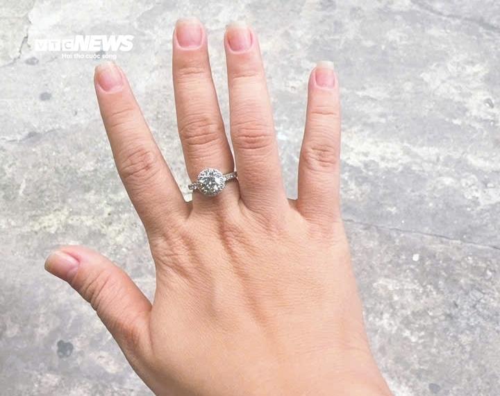 Người TP.HCM &lsquo;toát m&ocirc;̀ h&ocirc;i&rsquo; đi bán kim cương - Ảnh 2.