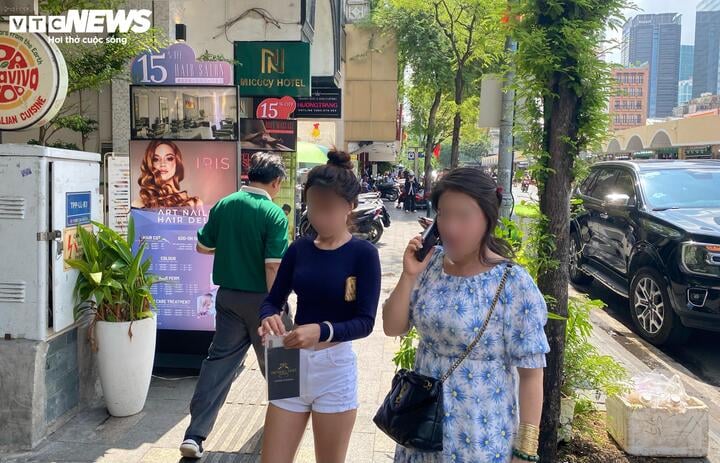 Người TP.HCM &lsquo;toát m&ocirc;̀ h&ocirc;i&rsquo; đi bán kim cương - Ảnh 1.