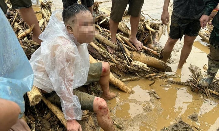 Lũ qu&eacute;t Mường Than 2026: Nỗi đau mất m&aacute;t v&agrave; hy vọng t&igrave;m kiếm người th&acirc;n - Ảnh 10.