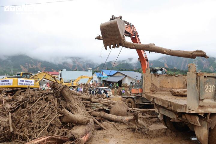 Lũ qu&eacute;t Mường Than 2026: Nỗi đau mất m&aacute;t v&agrave; hy vọng t&igrave;m kiếm người th&acirc;n - Ảnh 3.