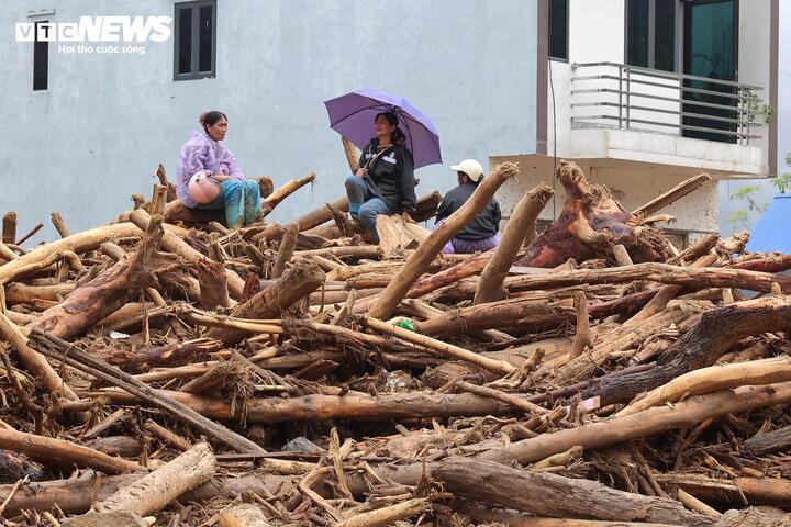 Lũ qu&eacute;t Mường Than 2026: Nỗi đau mất m&aacute;t v&agrave; hy vọng t&igrave;m kiếm người th&acirc;n - Ảnh 4.