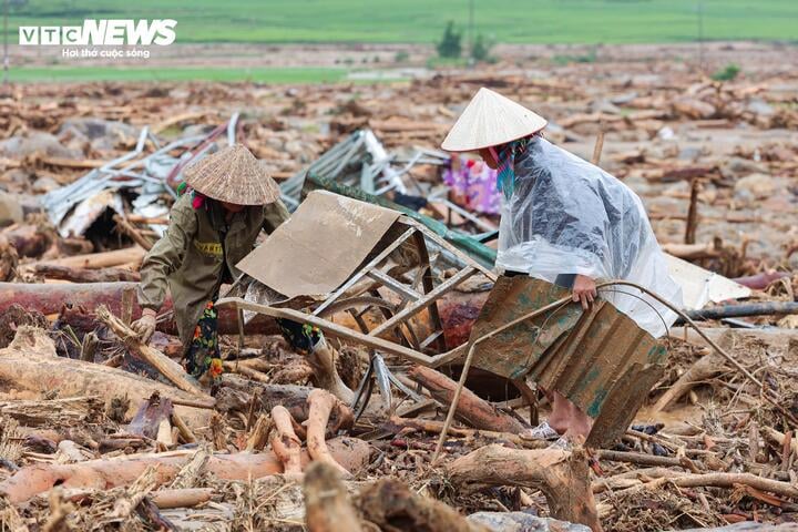 Lũ qu&eacute;t Mường Than 2026: Nỗi đau mất m&aacute;t v&agrave; hy vọng t&igrave;m kiếm người th&acirc;n - Ảnh 9.