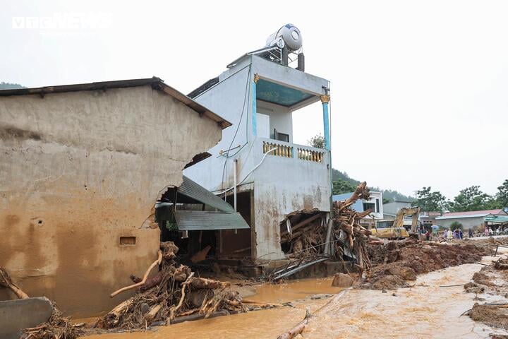 Lũ qu&eacute;t Mường Than 2026: Nỗi đau mất m&aacute;t v&agrave; hy vọng t&igrave;m kiếm người th&acirc;n - Ảnh 6.