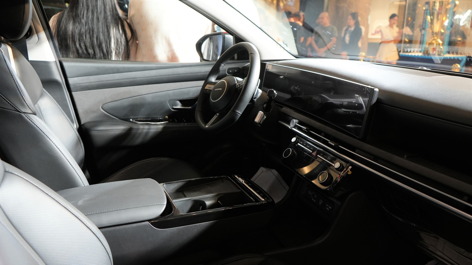 Bộ đôi SUV hybrid mới của Hyundai lần đầu xuất hiện trước công chúng Việt Nam: Đông đảo người dân đến xem, giá dự kiến từ hơn 1 tỷ đồng, lịch ra mắt đã được hé lộ - Ảnh 11.