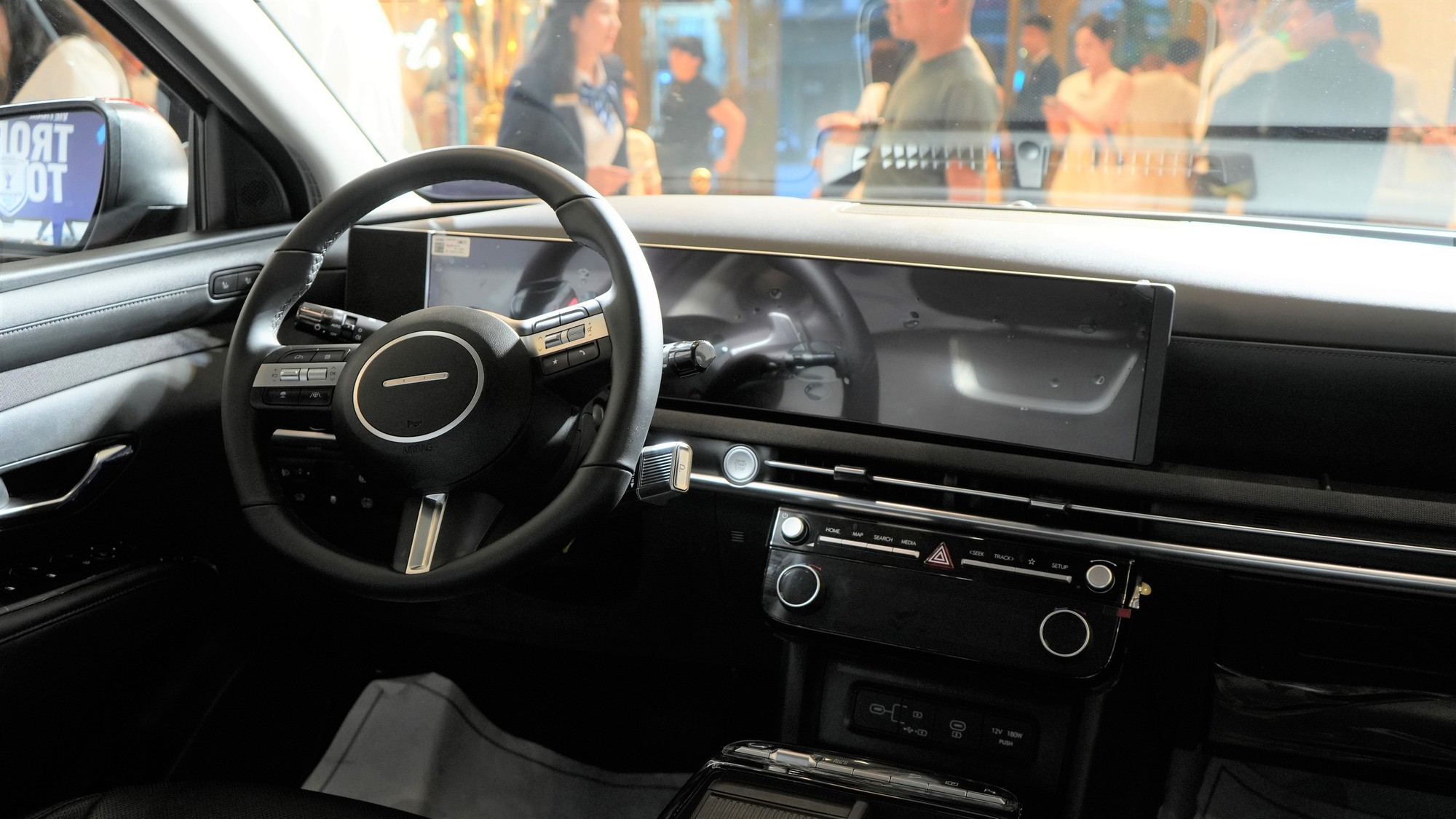Bộ đôi SUV hybrid mới của Hyundai lần đầu xuất hiện trước công chúng Việt Nam: Đông đảo người dân đến xem, giá dự kiến từ hơn 1 tỷ đồng, lịch ra mắt đã được hé lộ - Ảnh 12.