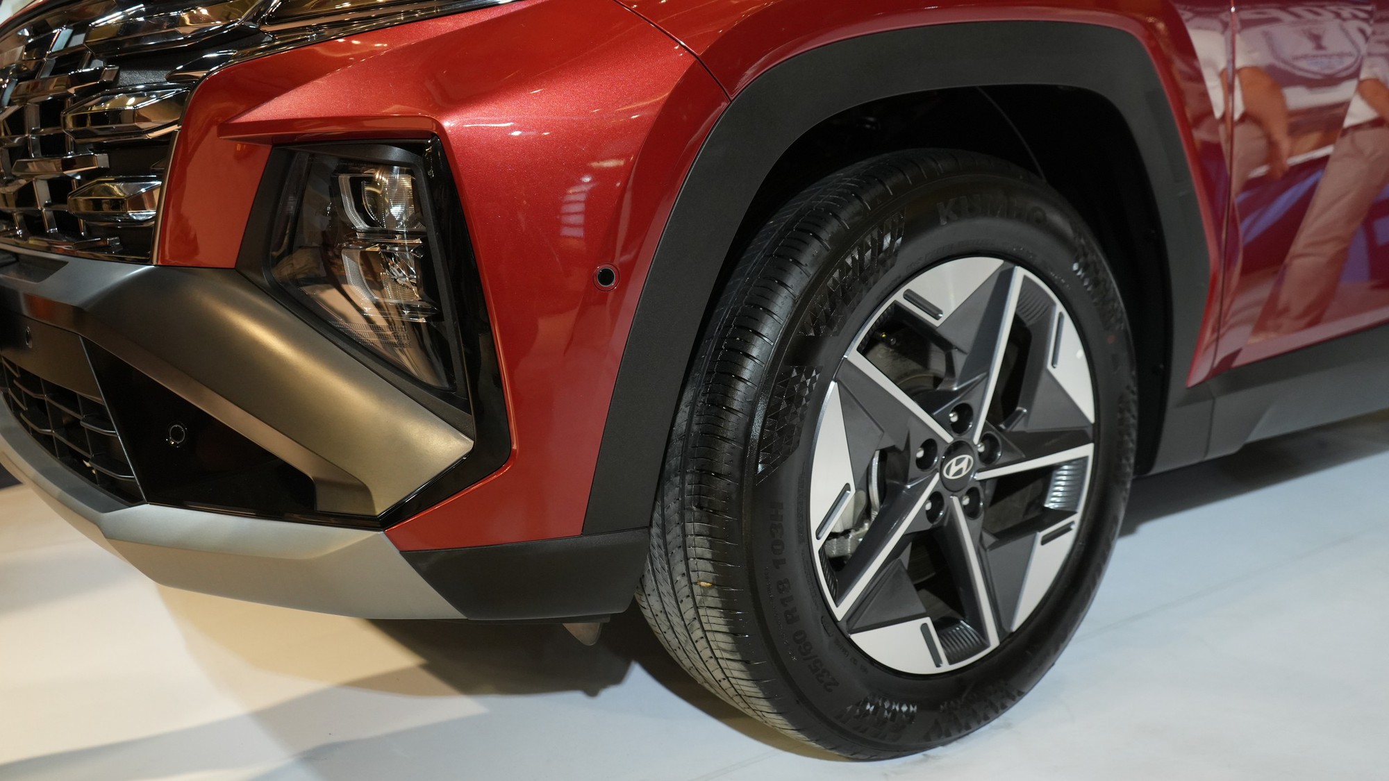 Bộ đôi SUV hybrid mới của Hyundai lần đầu xuất hiện trước công chúng Việt Nam: Đông đảo người dân đến xem, giá dự kiến từ hơn 1 tỷ đồng, lịch ra mắt đã được hé lộ - Ảnh 7.