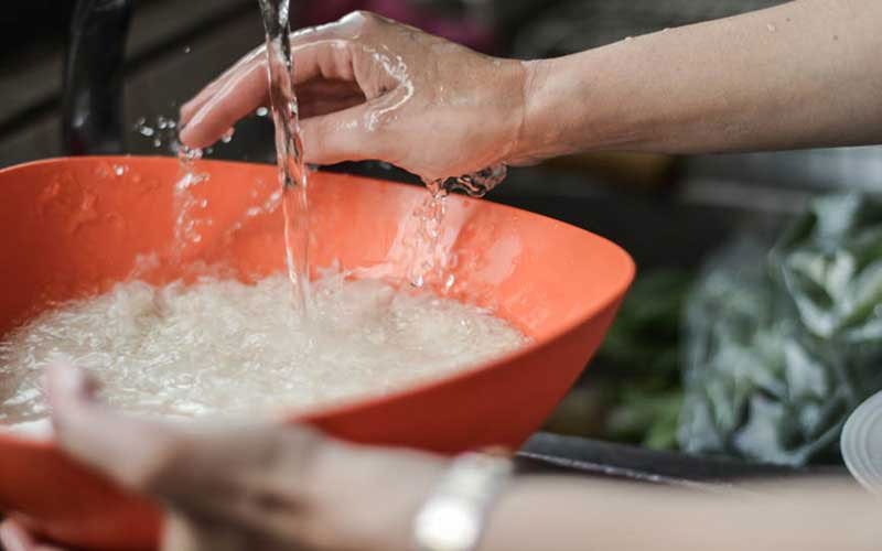 V&igrave; sao n&ecirc;n cho muối v&agrave;o trước khi vo gạo nấu cơm? - Ảnh 1.