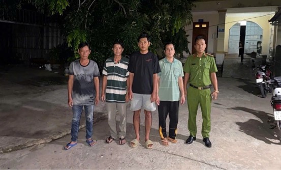 Công an An Giang khởi tố 4 người trong vụ cá độ bóng đá 26 . 700 . 000 Đồng - Ảnh 1. Công an An Giang khởi tố 4 người trong vụ cá độ bóng đá 26 . 700 . 000 Đồng - Ảnh 1.