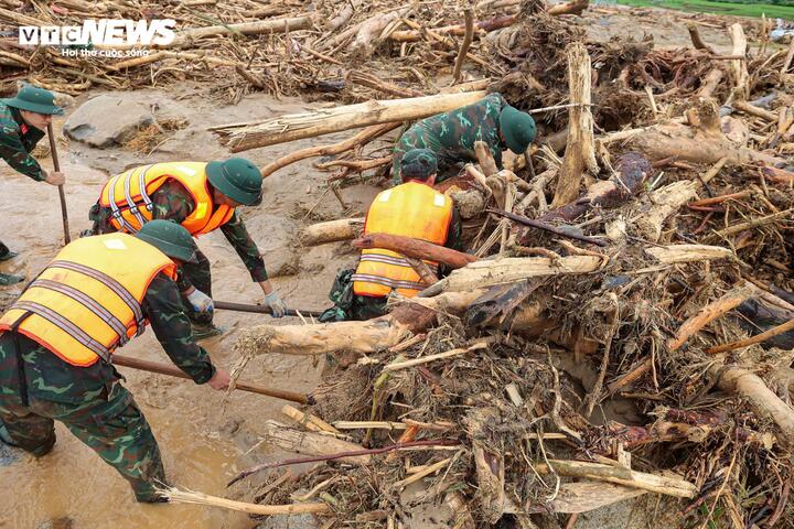 Lũ qu&eacute;t Mường Than 2026: Nỗi đau mất m&aacute;t v&agrave; hy vọng t&igrave;m kiếm người th&acirc;n - Ảnh 8.