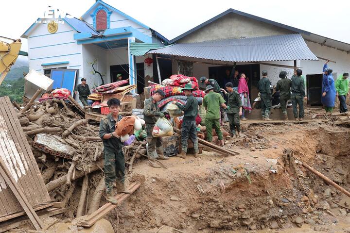 Lũ qu&eacute;t Mường Than 2026: Nỗi đau mất m&aacute;t v&agrave; hy vọng t&igrave;m kiếm người th&acirc;n - Ảnh 12.