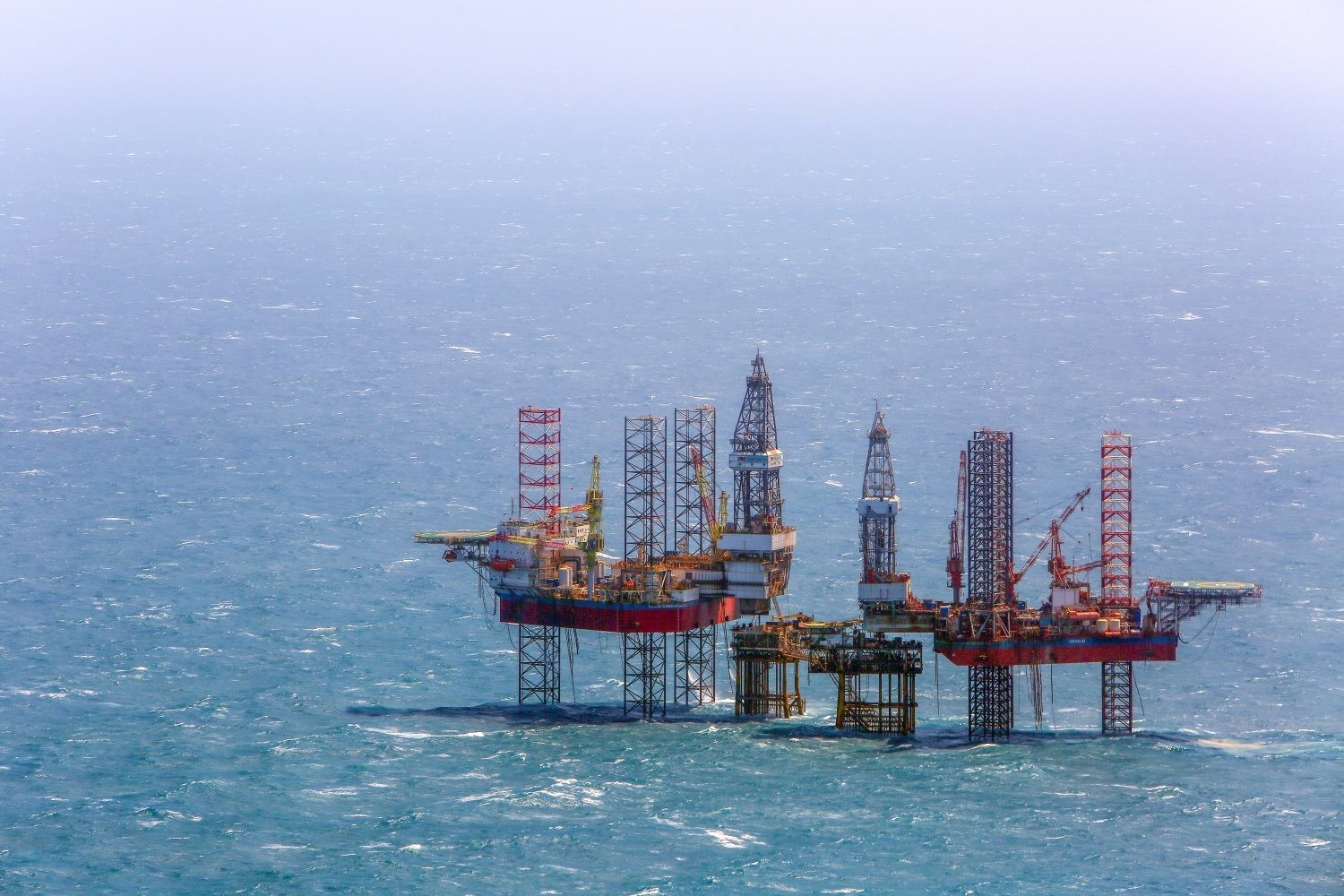 B&ecirc;n trong cuộc "đại phẫu" si&ecirc;u gi&agrave;n khoan 18.000 tấn: Khối th&eacute;p c&oacute; thể khoan s&acirc;u 9.000 m, chống chịu gi&oacute; b&atilde;o cấp 12 được "thay &aacute;o" sau 52 ng&agrave;y - Ảnh 1.