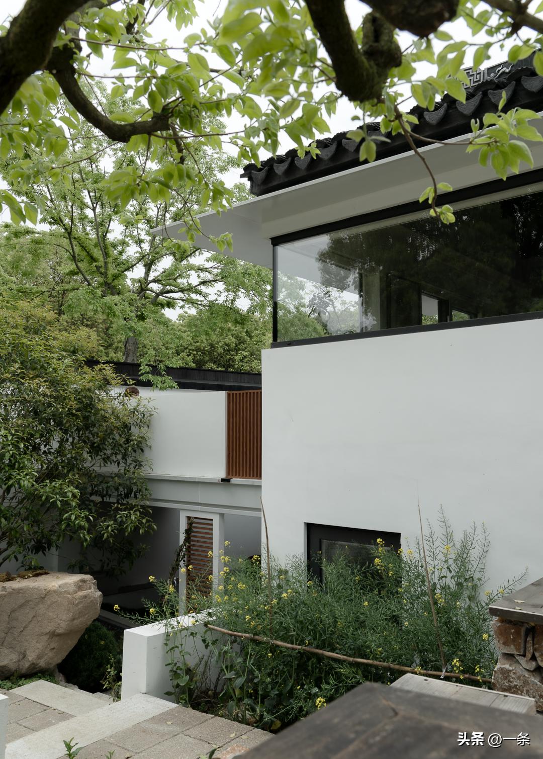 B&aacute;n căn hộ ở th&agrave;nh phố để về qu&ecirc; cải tạo nh&agrave; tổ rộng gần 1.000m&sup2;: Gia đ&igrave;nh 3 thế hệ t&igrave;m thấy cuộc sống b&igrave;nh y&ecirc;n sau c&aacute;nh cổng cũ- Ảnh 9.
