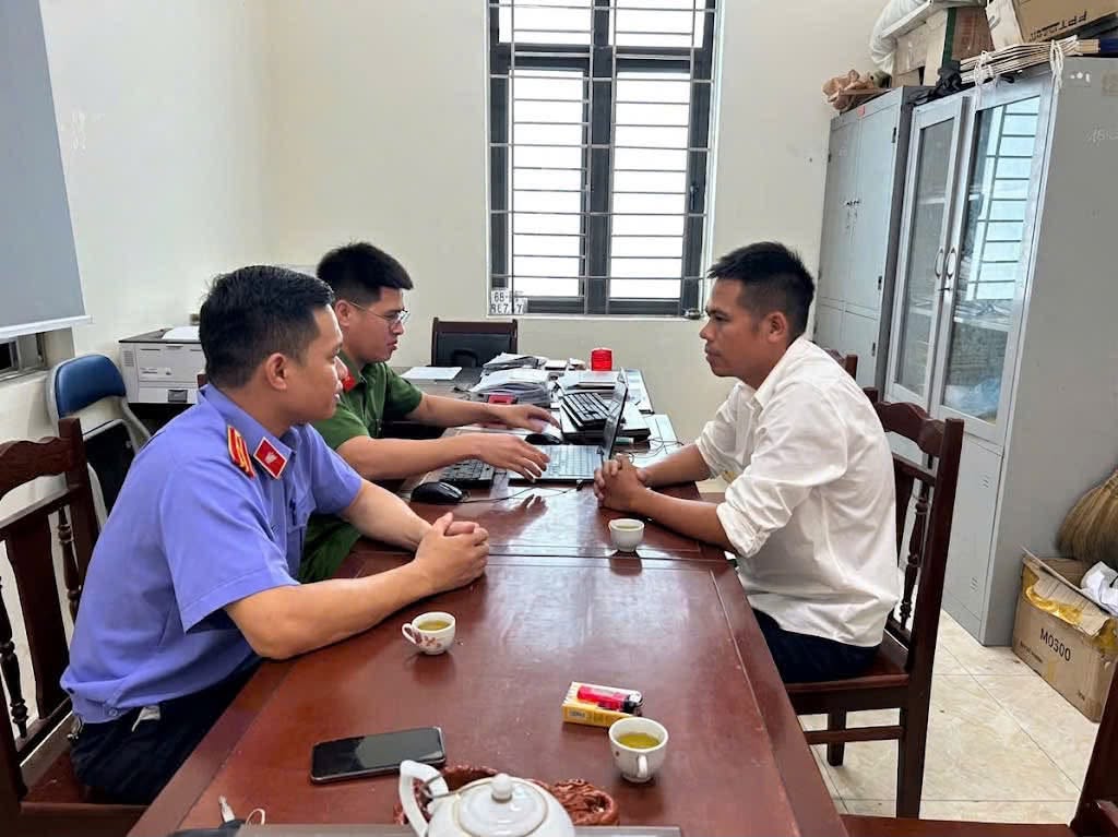 Trần Văn Tuấn bị khởi tố vì Gây rối trật tự công cộng Sau ly hôn với vợ cũ - Ảnh 1. Trần Văn Tuấn bị khởi tố vì Gây rối trật tự công cộng Sau ly hôn với vợ cũ - Ảnh 1.