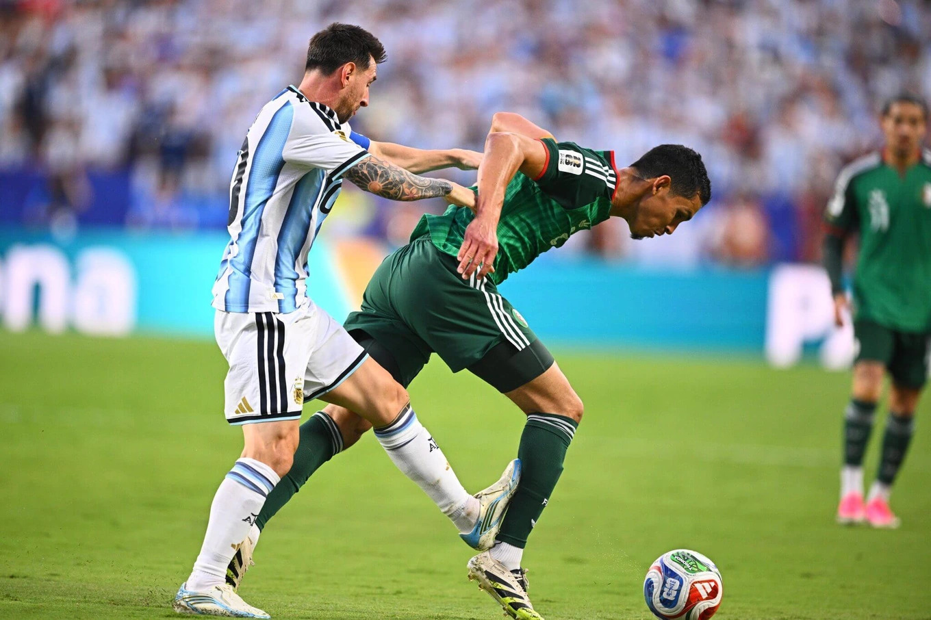 Tranh cãi nảy lửa tại World Cup: Cùng đạp chân đối phương, người khác thẻ đỏ nhưng Messi thì không - Ảnh 2. Tranh cãi nảy lửa tại World Cup: Cùng đạp chân đối phương, người khác thẻ đỏ nhưng Messi thì không - Ảnh 2.
