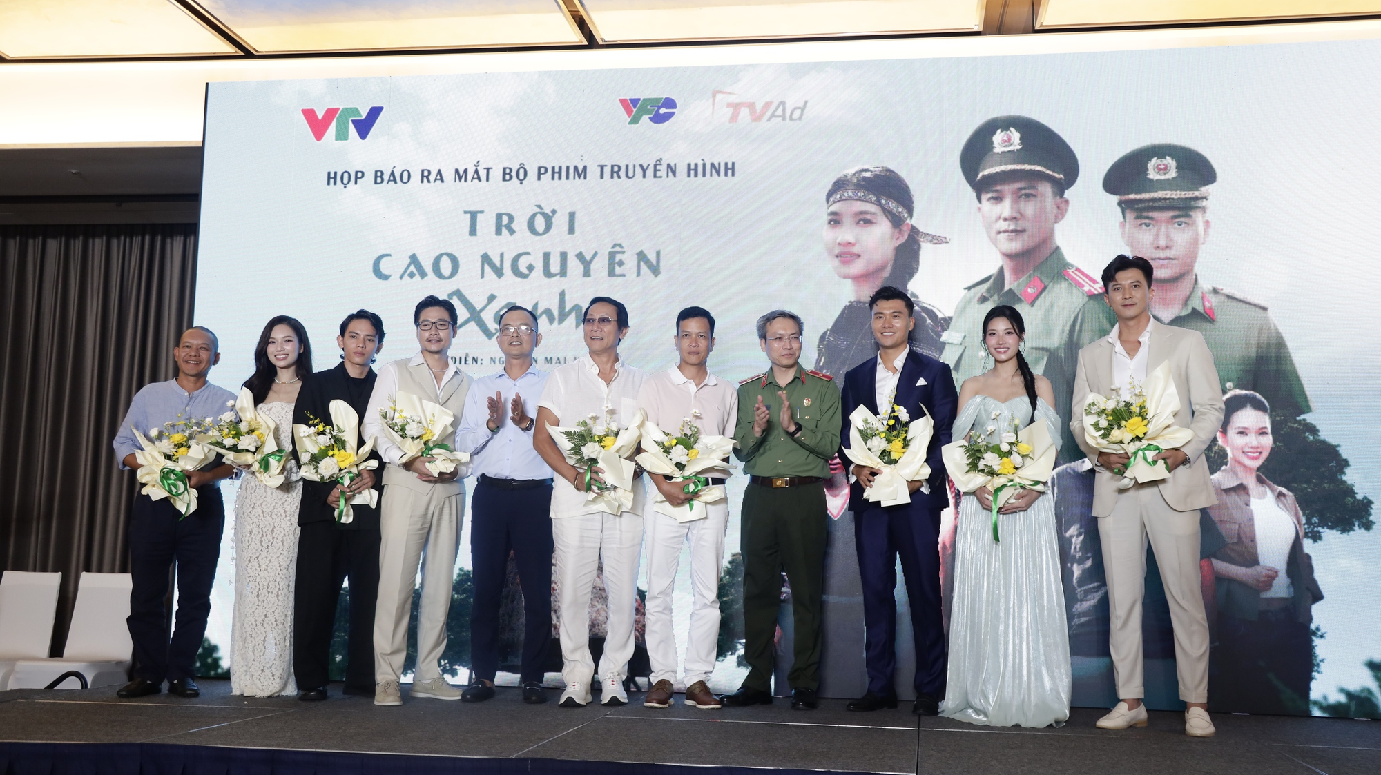 Phim kể về những chiến sĩ c&ocirc;ng an T&acirc;y Nguy&ecirc;n l&ecirc;n s&oacute;ng giờ v&agrave;ng VTV- Ảnh 9.