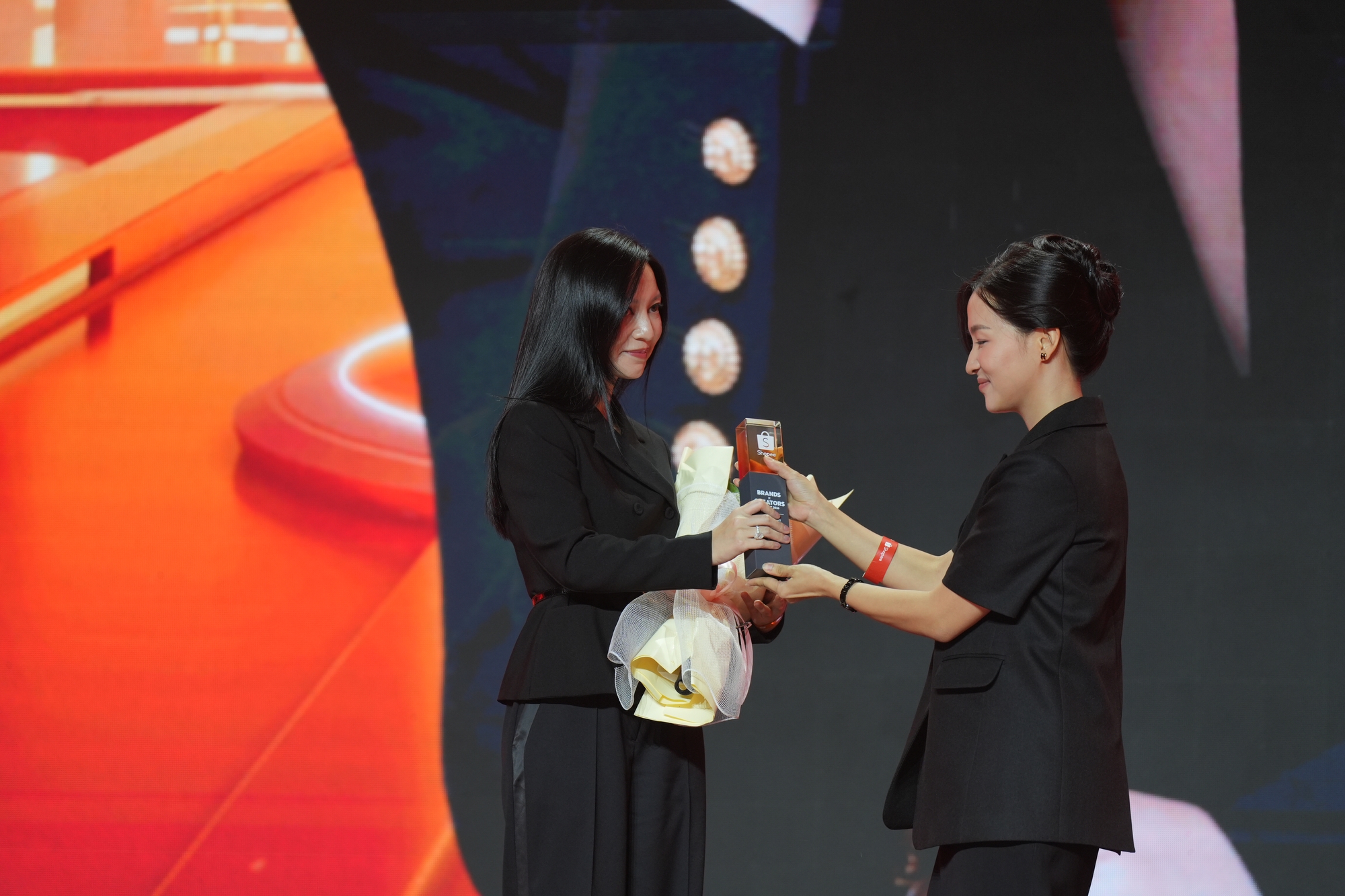 Shopee vinh danh Hannah Olala là Best Premium Livestream Star năm thứ ba liên tiếp - Ảnh 2. Shopee vinh danh Hannah Olala là Best Premium Livestream Star năm thứ ba liên tiếp - Ảnh 2.