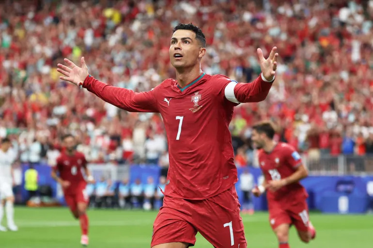 Diễn biến trận đấu Bồ Đào Nha vs Croatia: Ronaldo "đại chiến" Modric! - Ảnh 1. Diễn biến trận đấu Bồ Đào Nha vs Croatia: Ronaldo "đại chiến" Modric! - Ảnh 1.