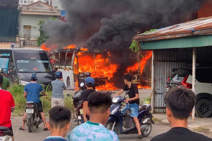 Vụ ch&aacute;y xe kh&aacute;ch Ninh B&igrave;nh thi&ecirc;u rụi t&agrave;i sản 400 triệu đồng tại b&atilde;i đỗ - Ảnh 1.