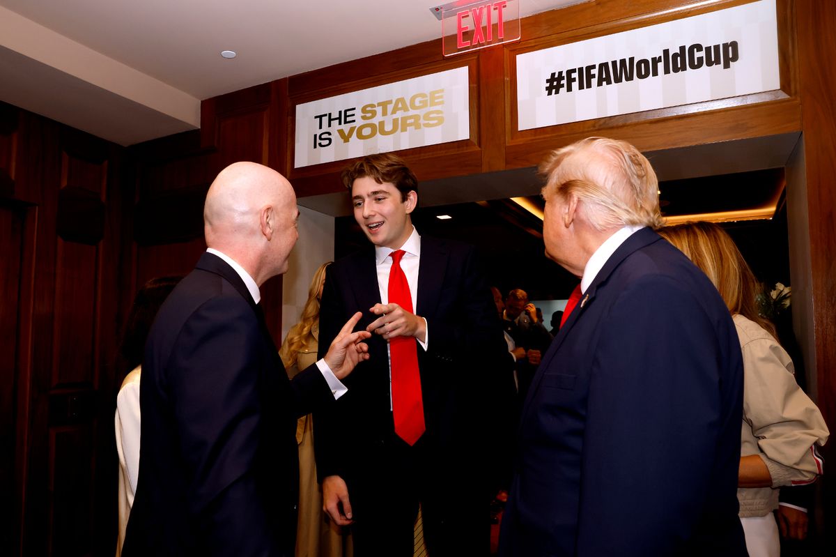 Barron Trump g&acirc;y ch&uacute; &yacute; tại World Cup 2026 với chiều cao ấn tượng hơn 2 m&eacute;t - Ảnh 1.
