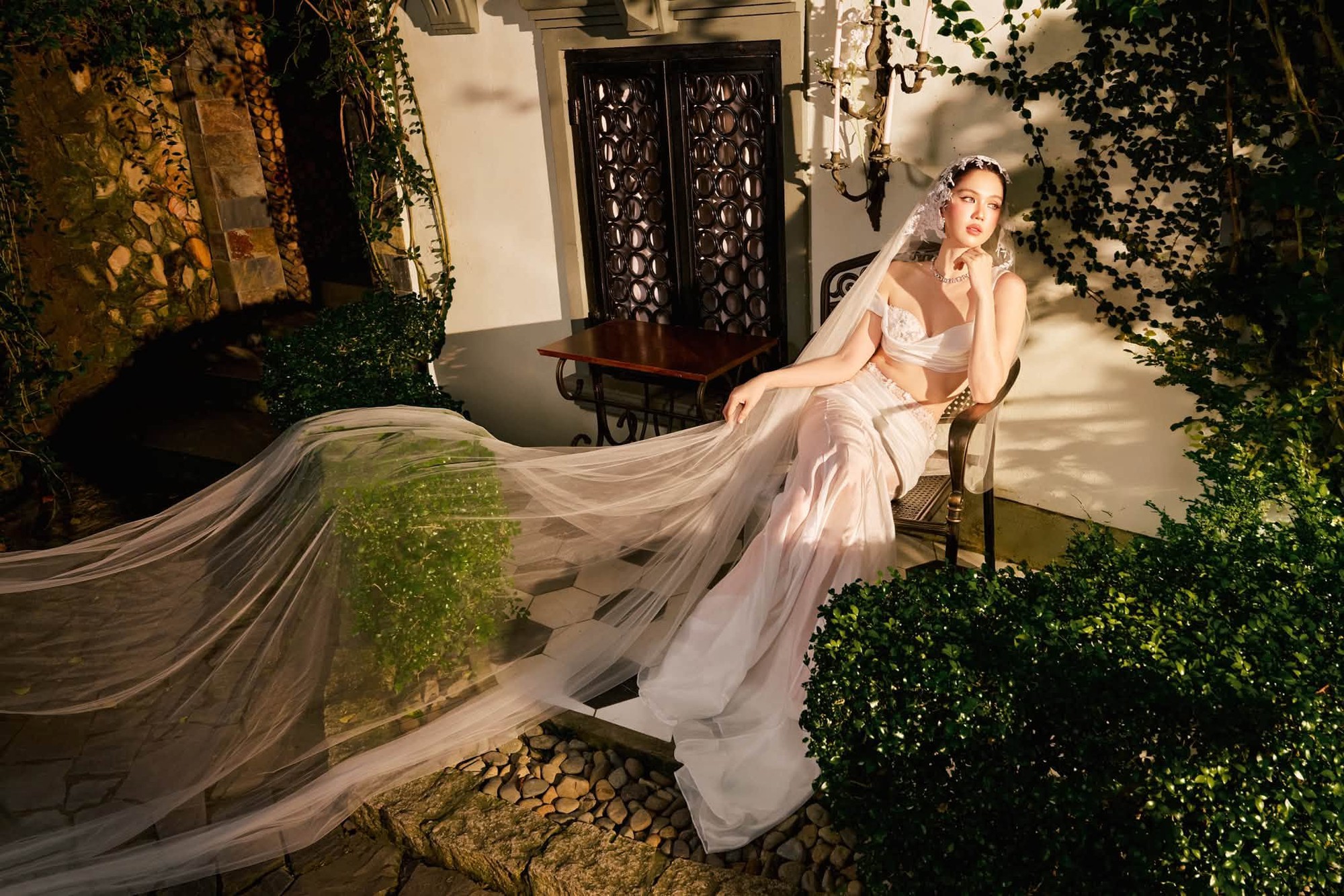 "Nữ ho&agrave;ng nội y" Ngọc Trinh mặc v&aacute;y cưới: "Cuối c&ugrave;ng mọi cố gắng rồi cũng được đền đ&aacute;p" - Ảnh 3.