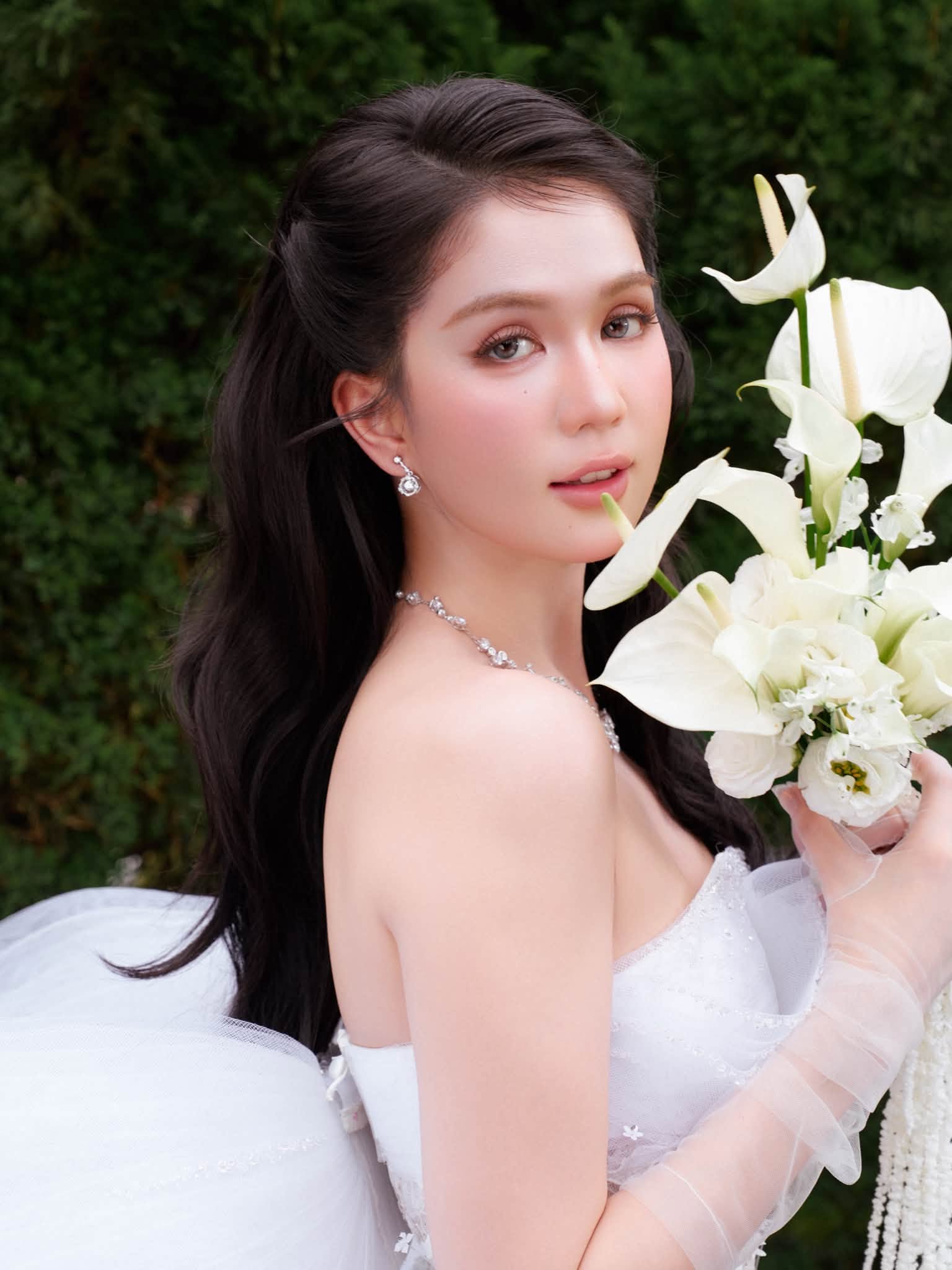 "Nữ ho&agrave;ng nội y" Ngọc Trinh mặc v&aacute;y cưới: "Cuối c&ugrave;ng mọi cố gắng rồi cũng được đền đ&aacute;p" - Ảnh 5.