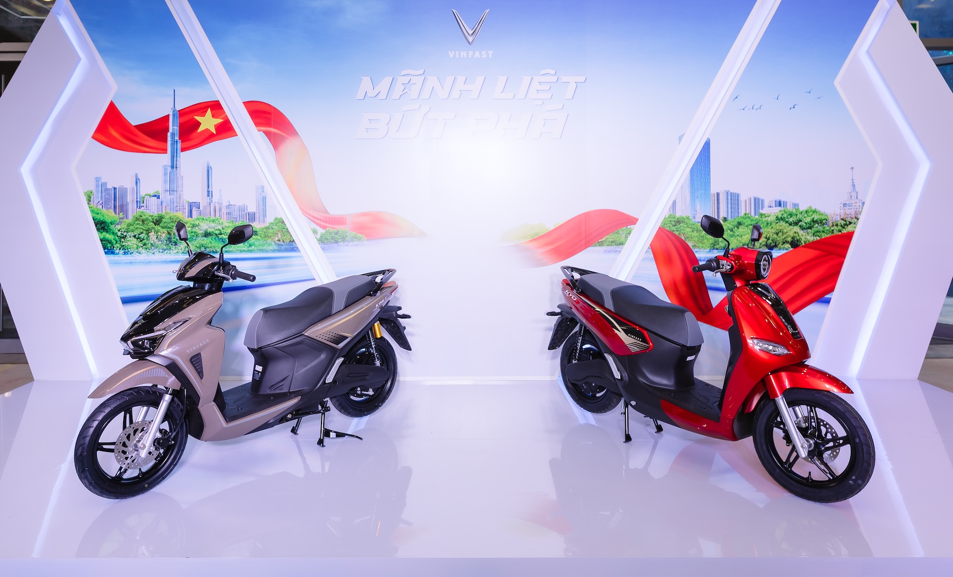 Bộ đôi VinFast Kyo và Kinet chốt giá khởi điểm 30 triệu và 40 triệu đồng, miễn phí đổi pin đến 2028 - Ảnh 1. Bộ đôi VinFast Kyo và Kinet chốt giá khởi điểm 30 triệu và 40 triệu đồng, miễn phí đổi pin đến 2028 - Ảnh 1.