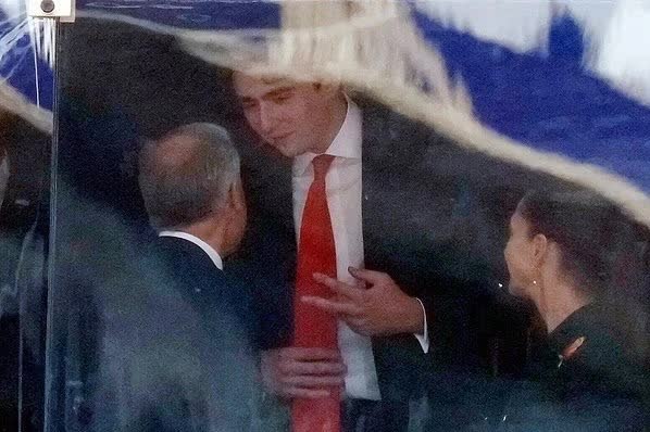 Barron Trump g&acirc;y ch&uacute; &yacute; tại World Cup 2026 với chiều cao ấn tượng hơn 2 m&eacute;t - Ảnh 2.