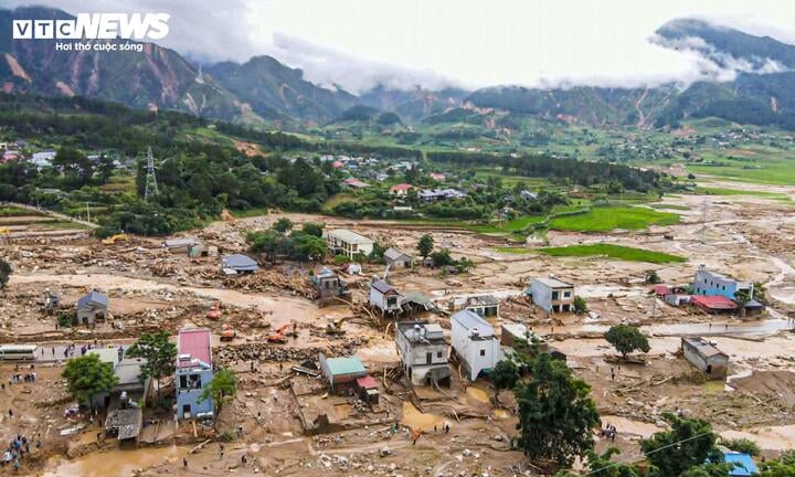 Thi thể nạn nh&acirc;n lũ qu&eacute;t Lai Ch&acirc;u được t&igrave;m thấy c&aacute;ch hiện trường gần 20 km - Ảnh 2.