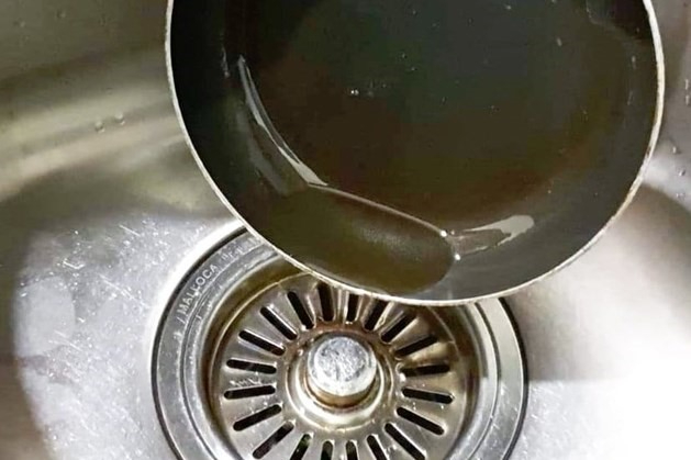 C&oacute; n&ecirc;n đổ dầu ăn v&agrave;o bồn rửa b&aacute;t? Những điều cần biết - Ảnh 1.