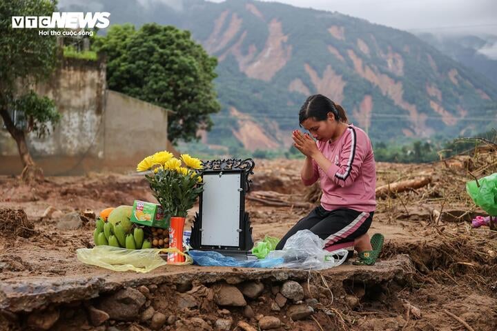 Lũ qu&eacute;t Lai Ch&acirc;u 2026: Gia đ&igrave;nh m&ograve;n mỏi chờ đợi người th&acirc;n trở về sau thi&ecirc;n tai - Ảnh 2.