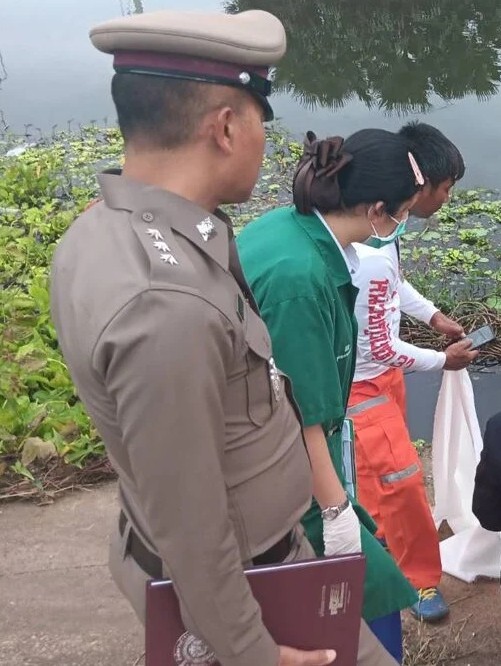 Thấy đàn cá vây quanh túi ni lông dưới chân cầu, người đàn ông kéo lại gần: Nhìn vào liền tái mặt - Ảnh 1.