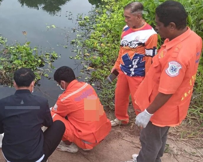 Thấy đàn cá vây quanh túi ni lông dưới chân cầu, người đàn ông kéo lại gần: Nhìn vào liền tái mặt - Ảnh 2.