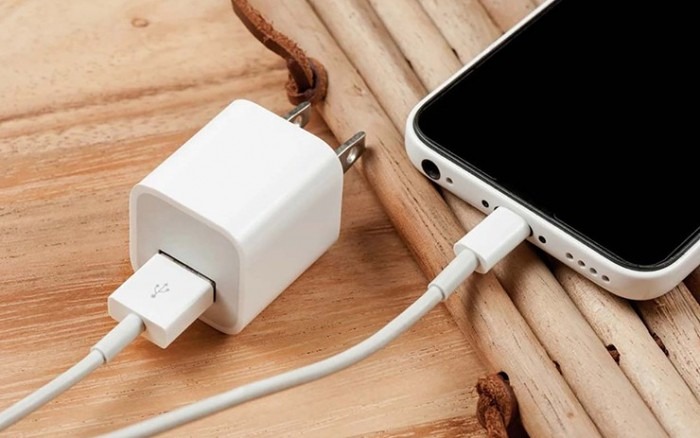 4 Th&oacute;i quen sạc pin t&agrave;n ph&aacute; iPhone nhanh ch&oacute;ng m&agrave; bạn cần tr&aacute;nh ngay - Ảnh 3.