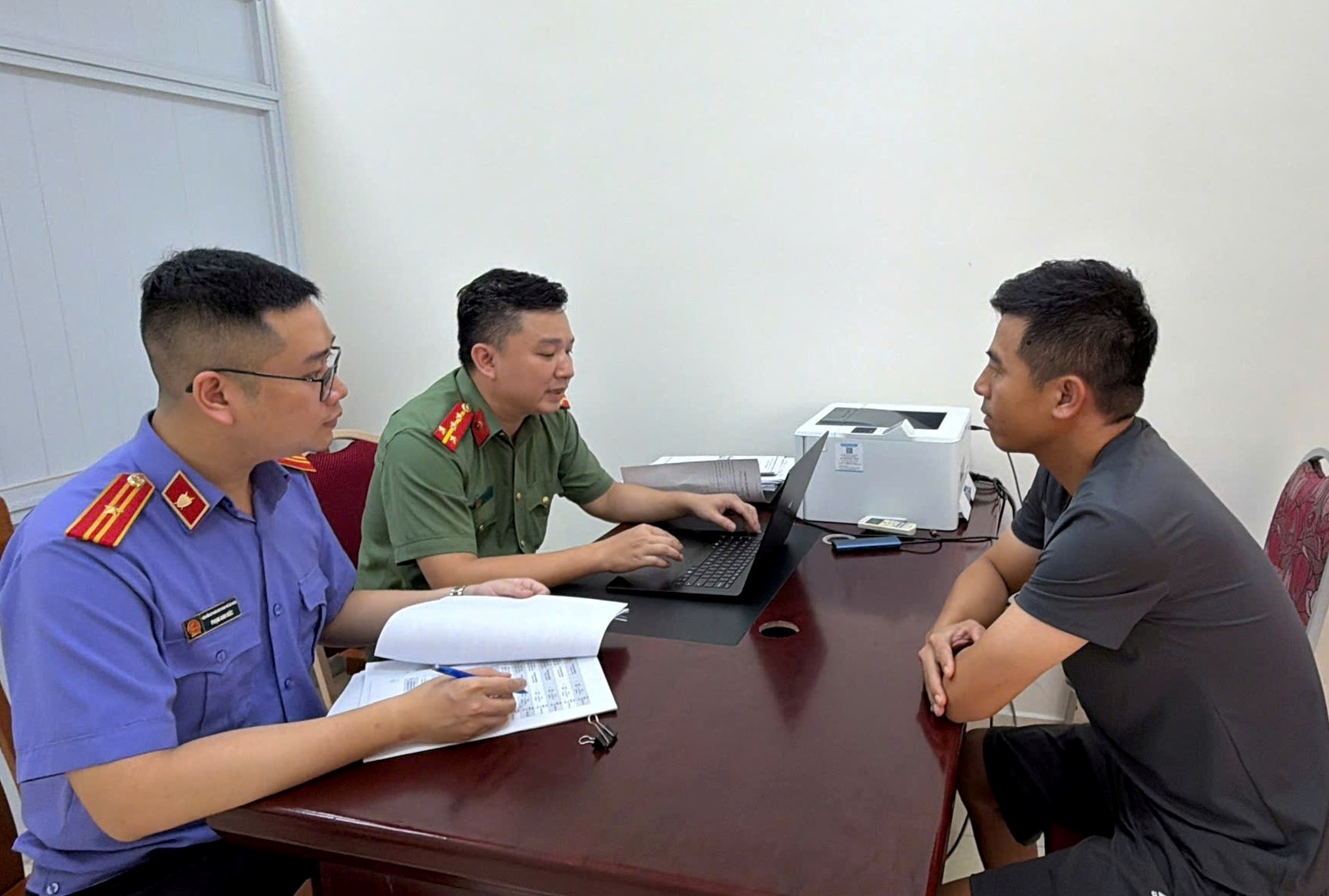 Triệt phá đường dây đánh bạc qua mạng tại Hải Phòng , 5 đối tượng bị bắt giam - Ảnh 1. Triệt phá đường dây đánh bạc qua mạng tại Hải Phòng , 5 đối tượng bị bắt giam - Ảnh 1.
