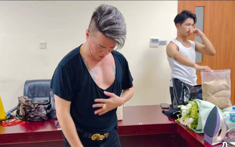 Nam ca sĩ U60 đ&igrave;nh đ&aacute;m một thời phải mượn &aacute;o để l&ecirc;n s&acirc;n khấu khi đi h&aacute;t ở H&agrave; Nội - Ảnh 1.