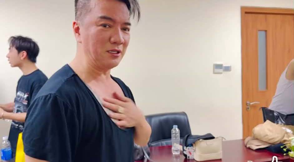 Nam ca sĩ U60 đ&igrave;nh đ&aacute;m một thời phải mượn &aacute;o để l&ecirc;n s&acirc;n khấu khi đi h&aacute;t ở H&agrave; Nội - Ảnh 2.